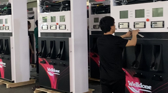 How does a fuel dispenser calculate fuel prices automatically?